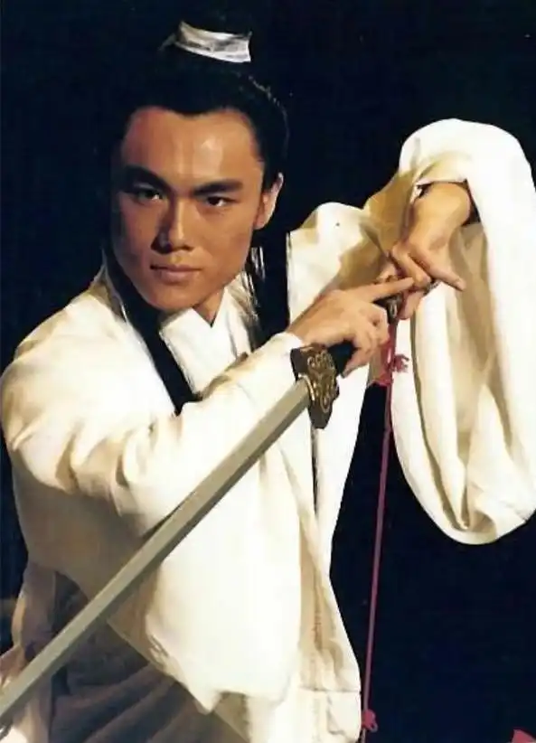 伊能静18岁照片曝光,皮肤黝黑还是单眼皮,被质疑整容
