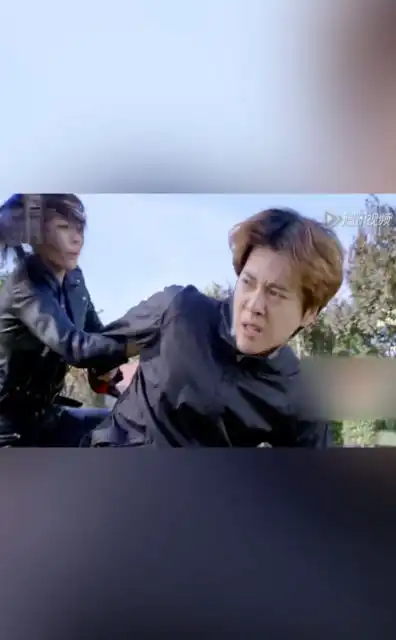 麻辣变形计关小迪和黑衣人摩托飙车,最终追上并制服
