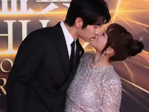 金莎牵手小男友录节目,43岁穿校服不违和,最萌身高差