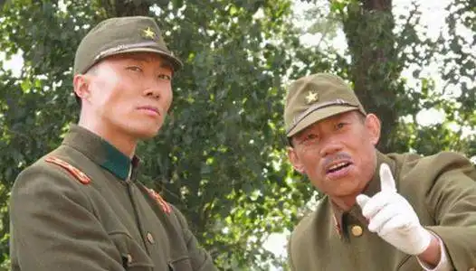 亮剑经费不够,导演为省钱把司机拉来演戏,不料意外捧红了他
