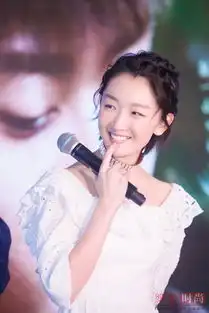 周冬雨俏皮白裙亮相电影定档发布会