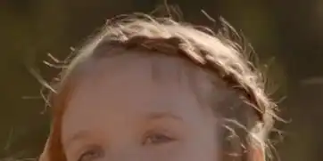 初代吸血鬼衍生剧运作中抢戏女儿hope为主角
