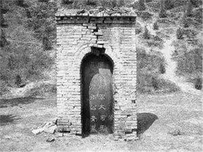 千古英雄,墓地长满杂草让人心酸