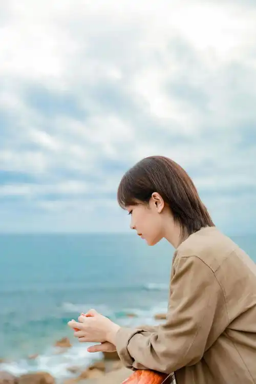 周末晚间福利,送上杨紫海边休憩图
