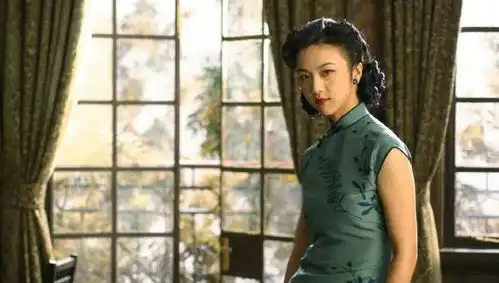 沪上阿姨的旗袍开叉到大腿,到底有没有问题