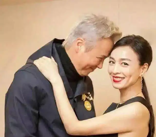微商女星成冻龄女神年过半百,跟女儿同框像亲姐妹一般
