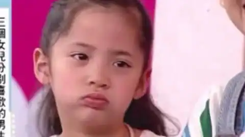 欧阳娜娜小时候上康熙来了挖鼻孔全过程,真的是爆可爱呀