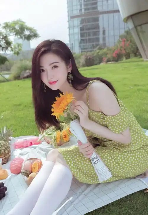 景甜也有软萌的一面,吊带裙打扮显初恋味,很难信她33岁了
