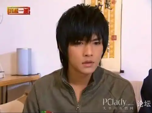 炎亚纶的山根都要破土而出了脸也快垮了
