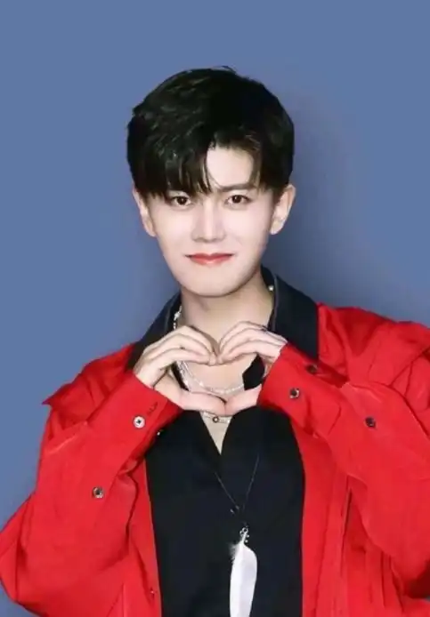 任嘉伦深夜发文引热议,感恩且念旧的他值得我们珍惜和喜欢