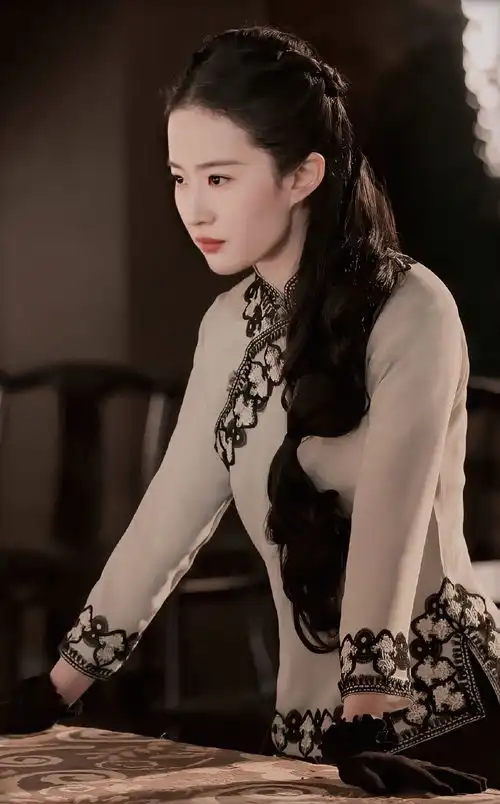 南烟斋笔录再公布新剧照,刘亦菲新造型神秘馥郁更加美了
