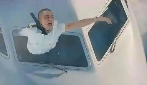 中国英雄机长刘传健9800米高空史诗迫降,34分钟挽救128人
