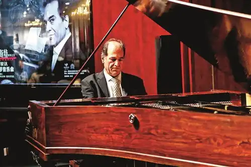 英国著名钢琴家罗宾西彼达现身龙华
