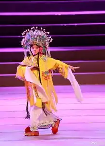 陆毅大女儿上台表演京剧贝儿表情自然有范儿
