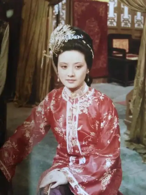 尤二姐葬礼上,那个身份神秘的男人,才是最不应该出现的人