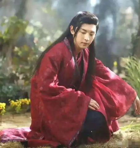 古装红衣男躲过了邓伦,躲过了许凯,却被他帅到舔屏