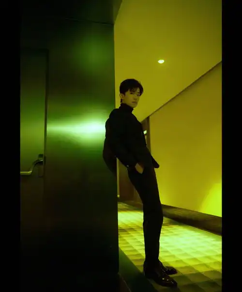 易烊千玺壁纸丨绿色系氛围感
