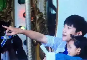 睡过薛之谦,坐过王源大腿,还是鹿晗妹妹这个小姑娘不得了
