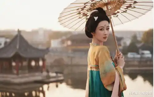 国色芳华官宣杀青,李现杀青发文,杨紫晒何惟芳撑伞照好美