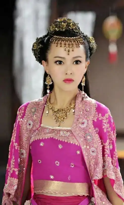 女星古装剧里戴流苏额饰,迪丽热巴似剪齐刘海,佟丽娅最美
