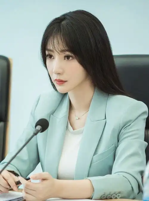 40岁柳岩晒最好的时代剧照,认真专注却有一处硬伤被批