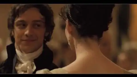 电影战争与和平中娜塔莎与安德烈的第一次舞会
