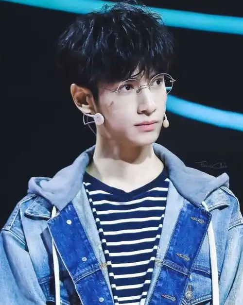 朱一龙王俊凯白敬亭领衔,这些男星眼镜look,你pick哪个
