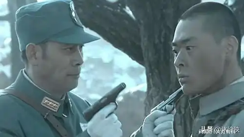 重温亮剑才发现,一把勃朗宁换一把佐官刀,原来是李云龙吃大亏了
