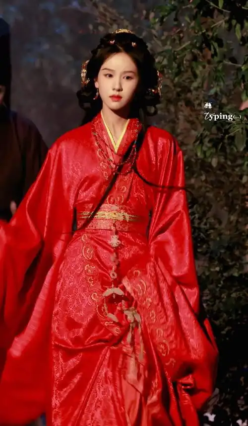 陈都灵新剧红衣古装造型绝美大火中奔跑上演乱世佳人
