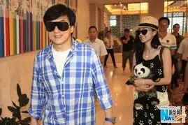 成龙率十二生肖专机抵沪姚星彤抱熊猫出镜
