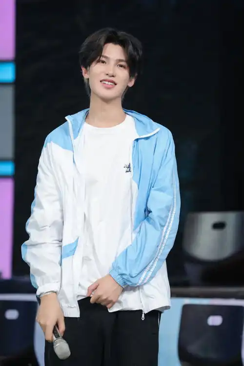 黄明昊快乐大本营剧照上线三团艺术家昊昊子情商持续在线
