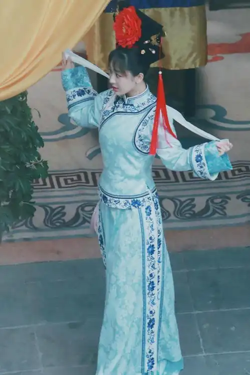 杨紫萌探探探案路透,紫薇造型比七年前变化大,杨迪角色好逗