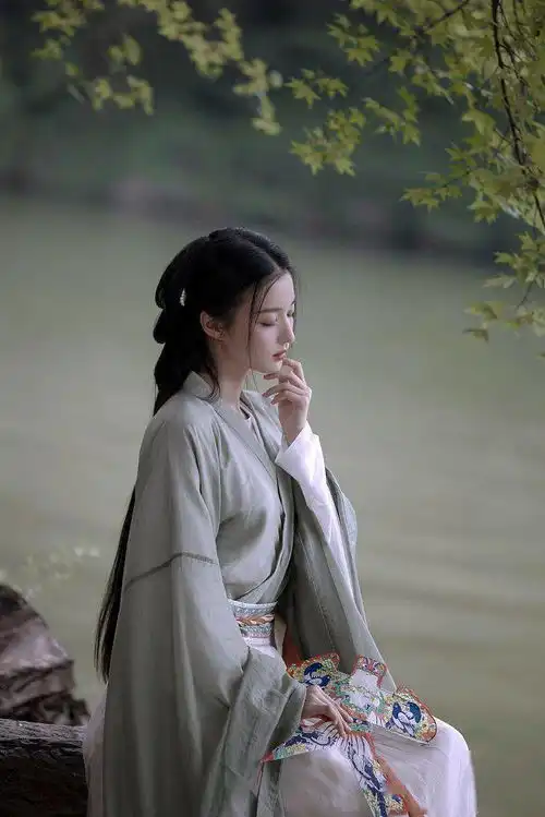 王楚然中秋汉服大片曝光着碧衣临水小憩如画中美人
