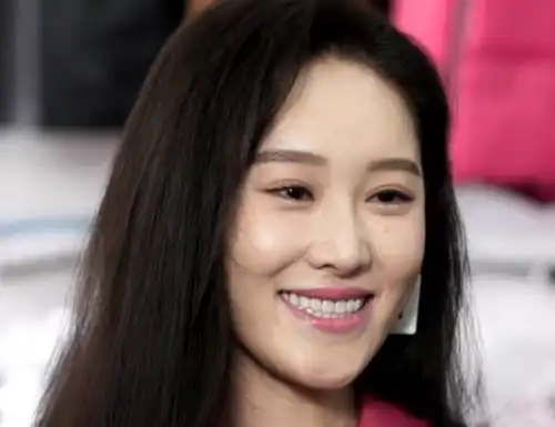 情满九道弯荣梓希演得好,虽然名气不大,但却很美很有灵气
