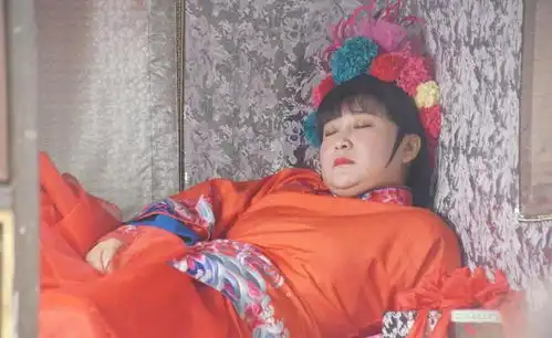 贾玲路人视角生图曝光,对比团队精修美照,差距有点大