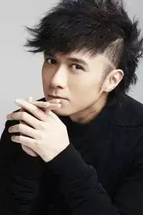 王祖贤多年前剧照,意外发现身旁的小记者,竟然是一线巨星