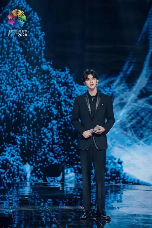 蔡徐坤北京国际电影节官宣海报出炉受邀用歌声为中国电影重启助力
