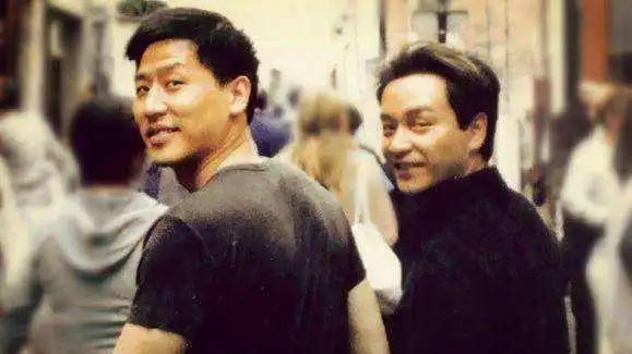 众星纷纷缅怀张国荣,唐鹤德发布经典牵手照,回眸一刻仍感伤