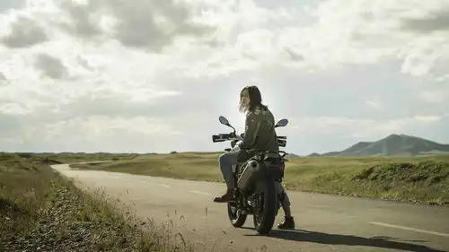 尹正飞驰人生剧照曝光脚踩摩托车上演忧郁眼神杀
