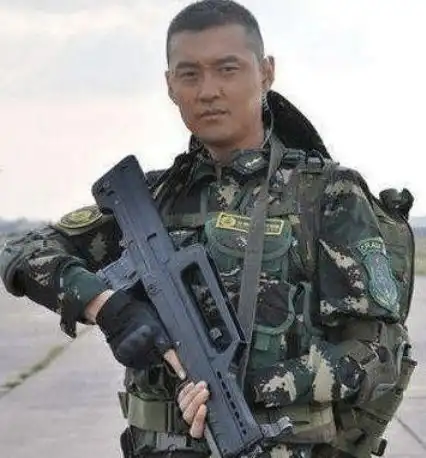 她是最美军花,曾把吴京撂倒一战成名,今35岁嫁同行太幸福