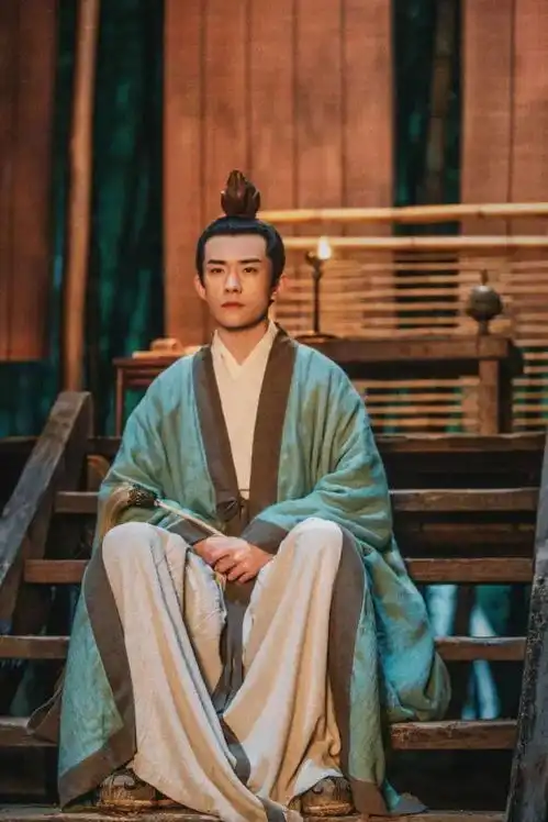 年底黑马预定易烊千玺新片送你一朵小红花定档
