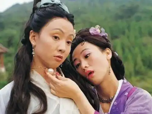 翁虹保养得真好52岁戴猫耳穿卫衣,同框小3岁陶虹看不出年龄差
