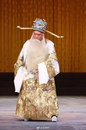 郭德纲今年最后一场京剧演出很特殊,网友站c位都成名家了
