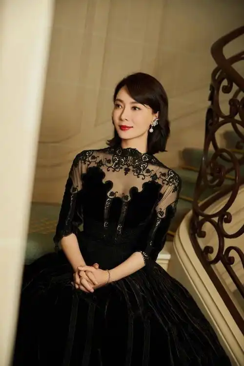 斯黛拉陈数戏里戏外都很有范穿低胸连衣裙披西装,眼神超飒