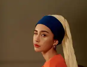 女明星cos带珍珠耳环的少女谁更惟妙惟肖
