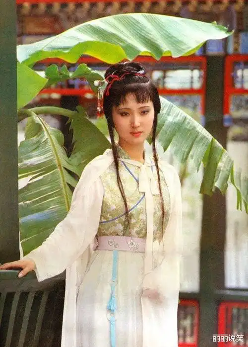 87红楼梦陈晓旭罕见铜钱头戏装,比蒋梦婕好看多了
