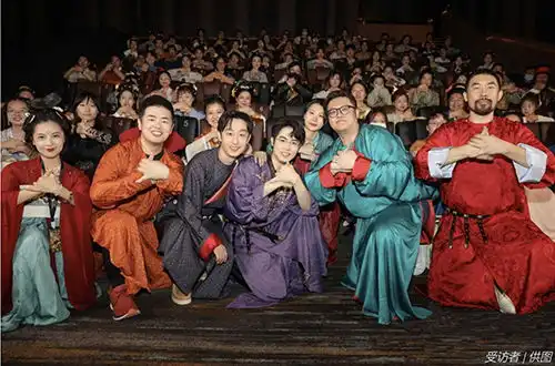在电影娱乐里读诗
