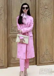 二代妖精发布会刘亦菲粉色西装是什么牌子