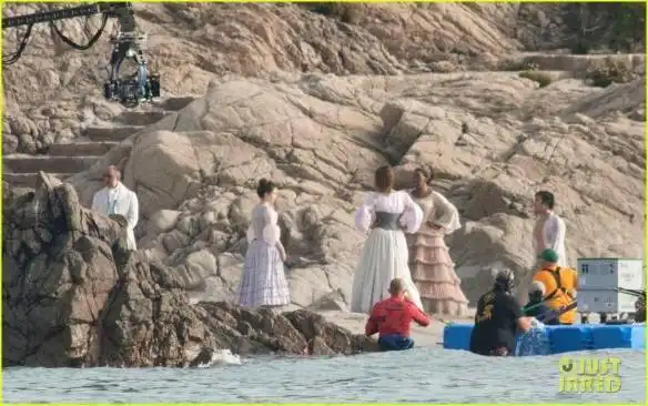 小美人鱼剧组爆发疫情新片场照王子湿身亮相