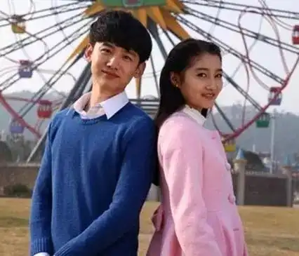 两年前的关晓彤才叫土得掉渣,还和白敬亭组cp,那叫一个辣眼睛
